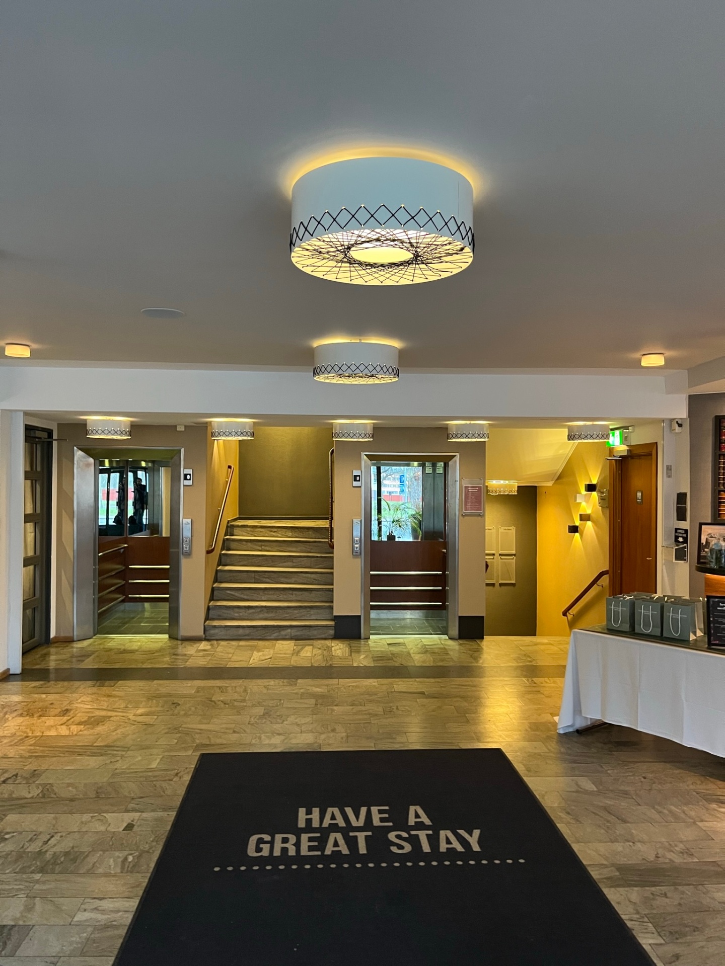 Hotelllobby med branngardin