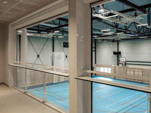 Branngardin foran glassparti i kulturbygg
