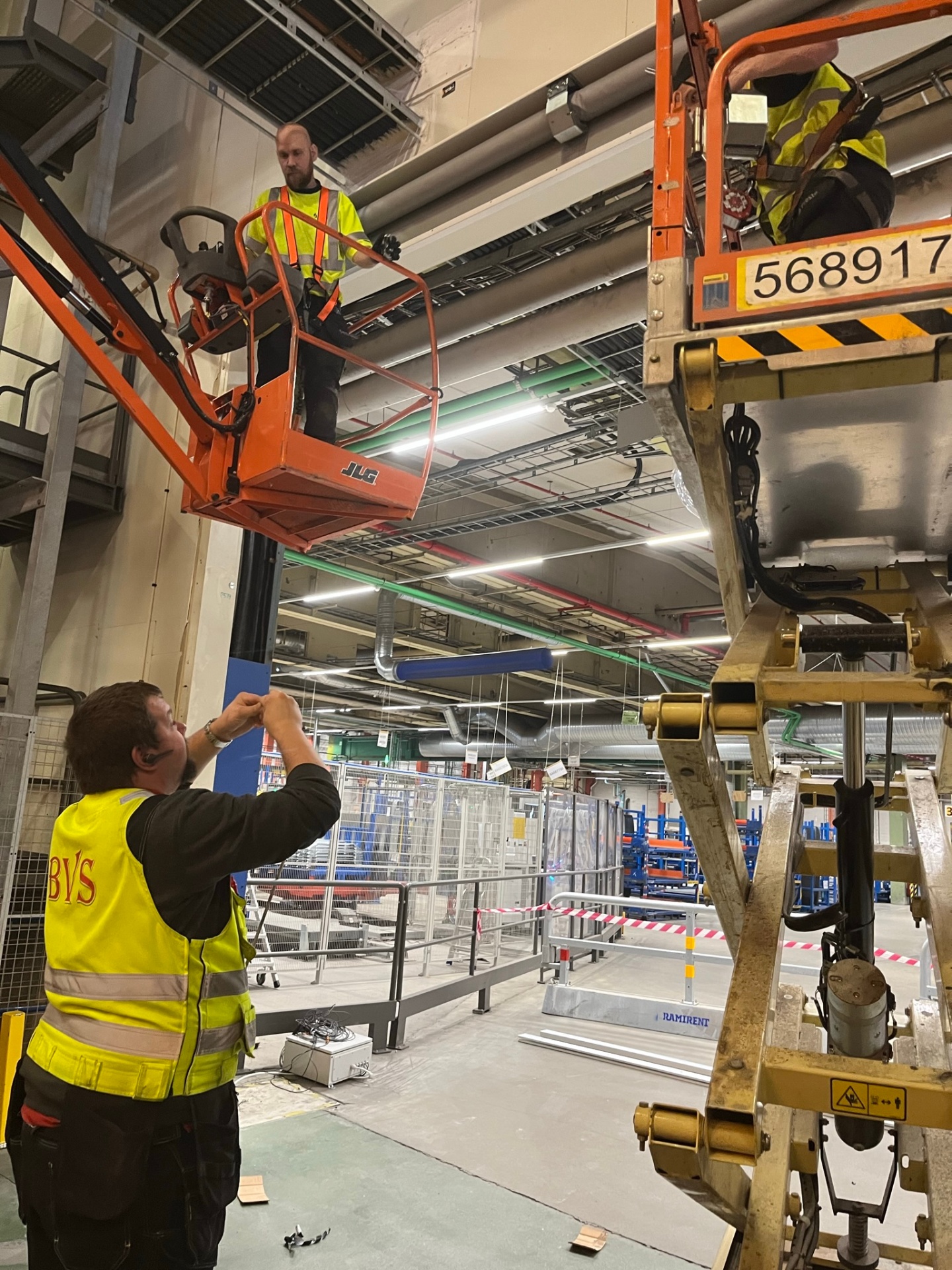 BVS-montører installerer branngardin i industribygg