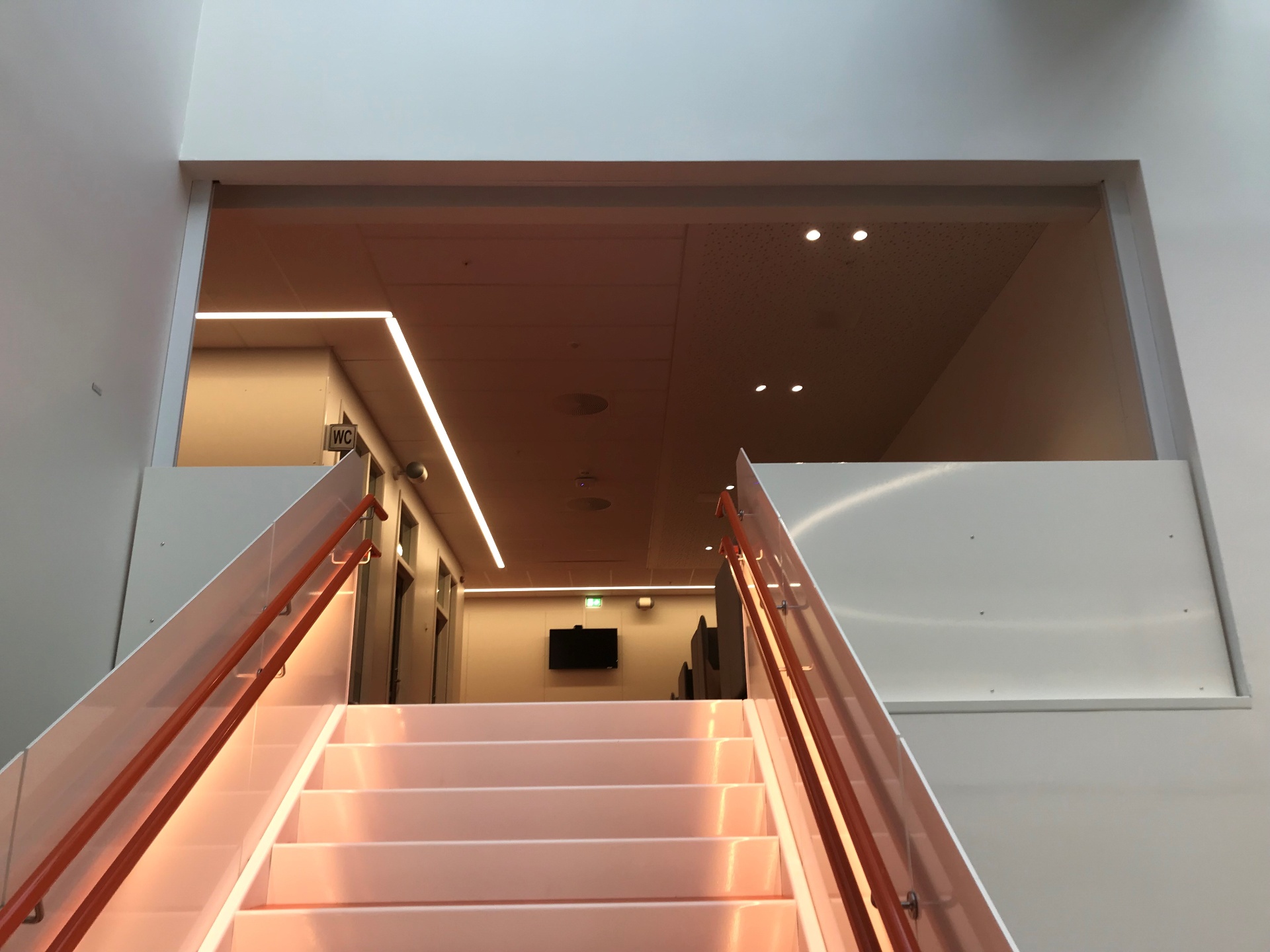 Flammatex branngardin diskret integrert ved trapperom i moderne arkitektur
