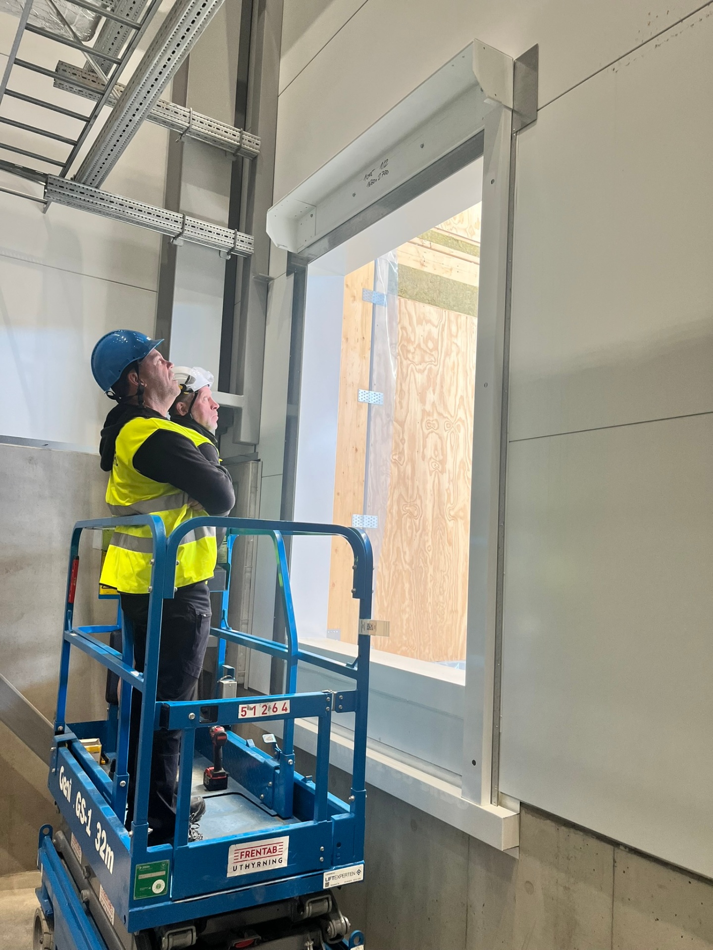 BVS-montører installerer branngardin på byggeplass