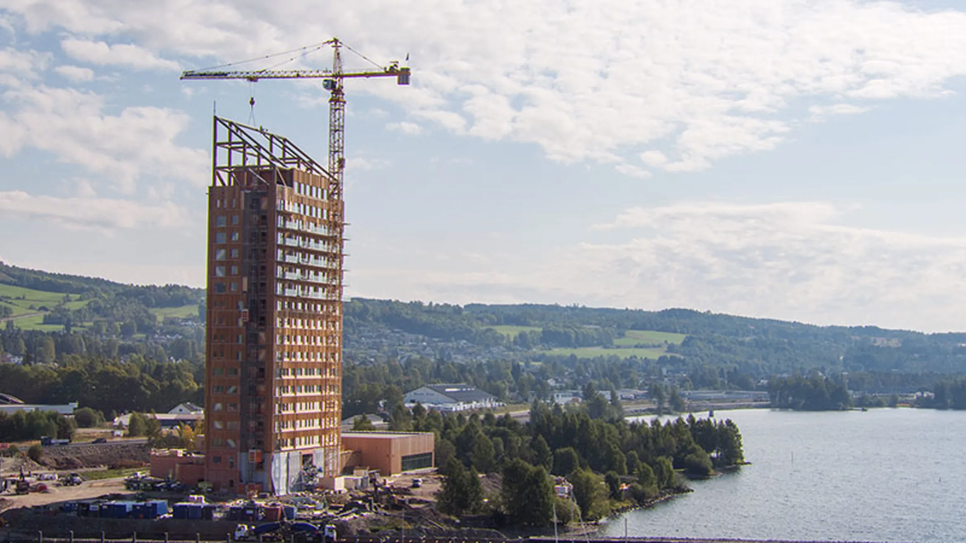 Branngardin installert ved inngangsparti i kontorbygg